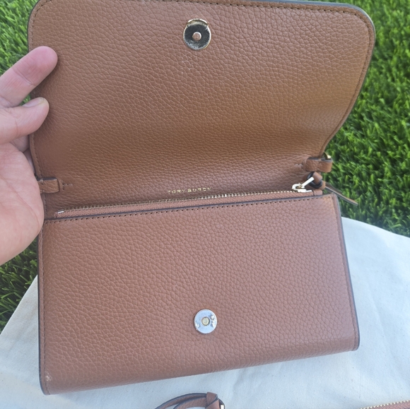 Tory Burch Thea Flat Wallet Crossbody (Classic Tan) - Picture 2 of 13